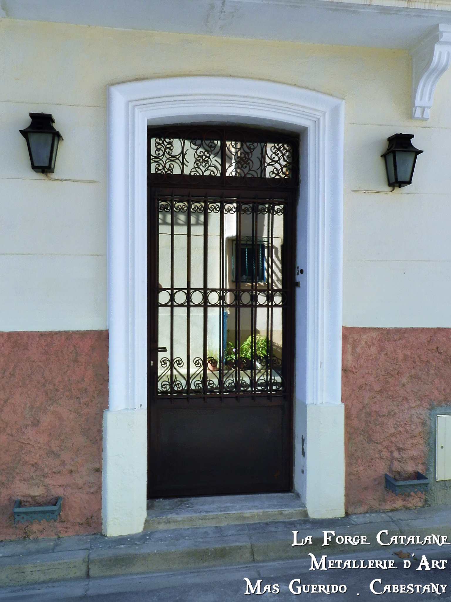 Porte vitree espion travail chaud volutes imposte fixe  frise centrale avec cercles forge catalane 2.jpg